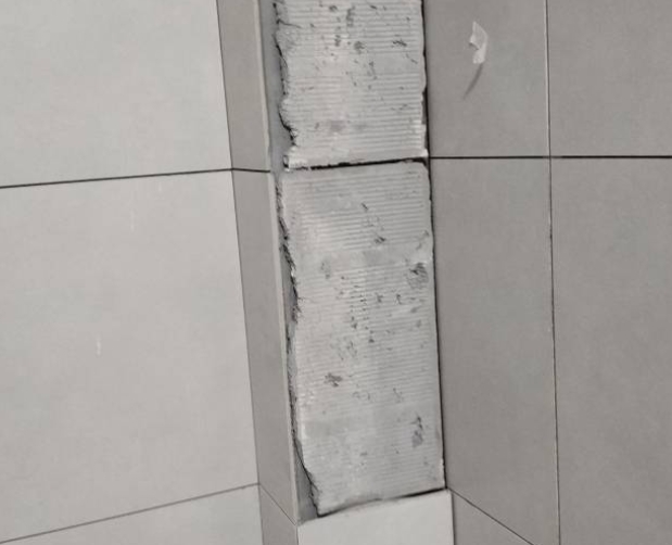 南平市瓷砖空鼓维修公司分享下瓷砖施工前基层浇水润湿程度不足，可能导致以下问题